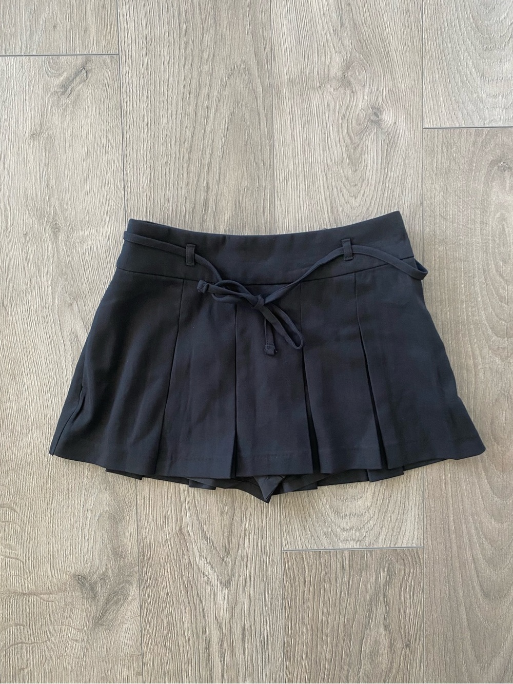 Hollister Mid-Rise Pleated Mini Skort
